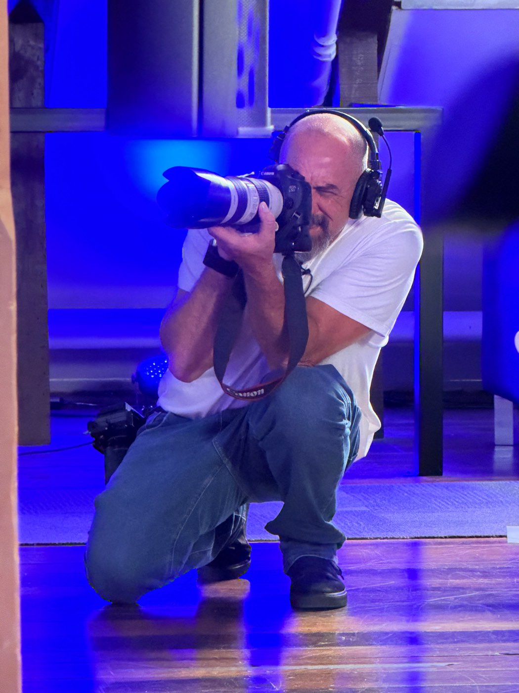 Fotógrafo da Jacaré fotografando ao lado do palco